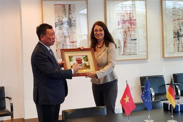 Inspector General of the Government Inspectorate Doan Hong Phong presents a souvenir to State Secretary at the German Federal Ministry of Justice Angelika Schlunck (Photo: VNA)