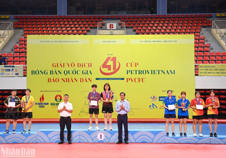 The athletes who won prizes in the women's doubles event. The athletes who won prizes in the women's doubles event.