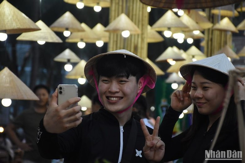 International tourists enjoy taking souvenir photos at the Check-in Space. (Photo: ANH DAO)