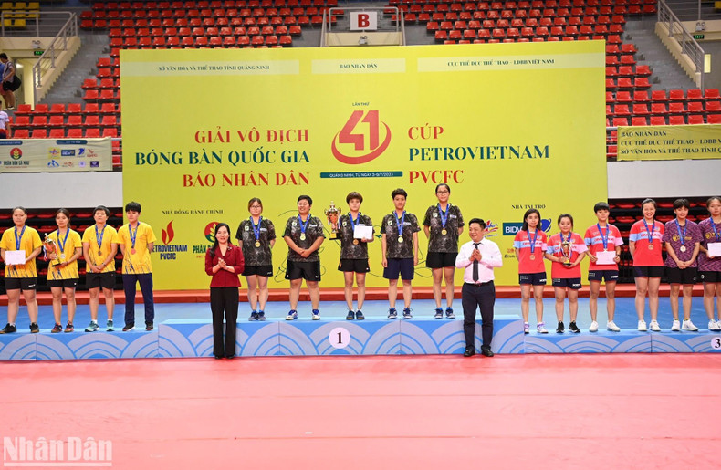 Deputy Editor-in-Chief Que Dinh Nguyen and Vice Chairman of the Quang Ninh Provincial People's Committee Nguyen Thi Hanh present medals to the winning teams in the women's team event. Deputy Editor-in-Chief Que Dinh Nguyen and Vice Chairman of the Quang Ninh Provincial People's Committee Nguyen Thi Hanh present medals to the winning teams in the women's team event.