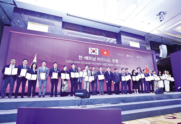 A series of memorandums of understanding (MoUs) on cooperation is signed at the Vietnam - RoK Business Forum. (Photo: baodautu.vn)