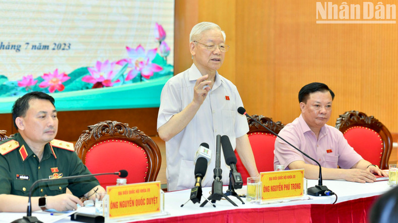 [In Pictures] Party General Secretary Nguyen Phu Trong meets voters in Hanoi ảnh 6