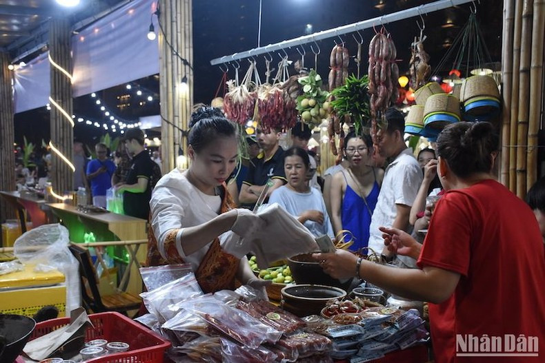 The food area is packed with tourists. (Photo: ANH DAO)