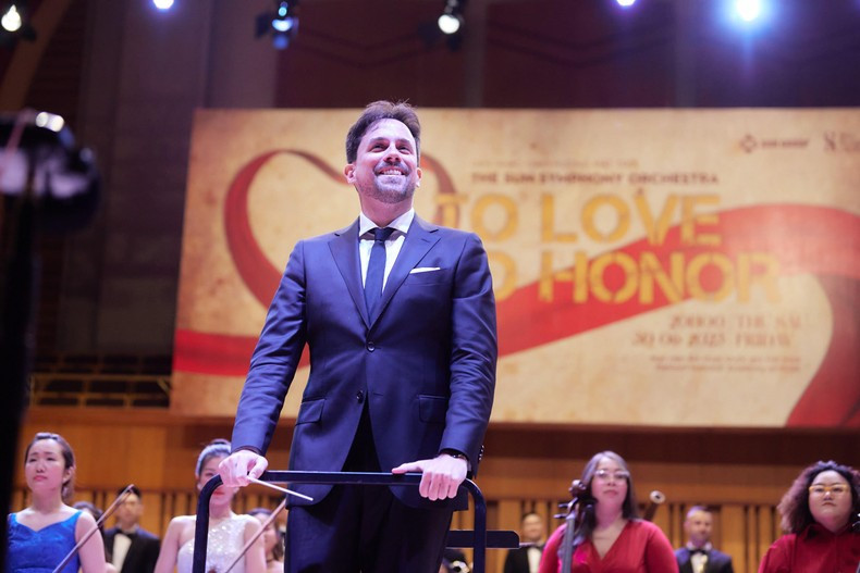 Conductor Olivier Ochanine. Conductor Olivier Ochanine.