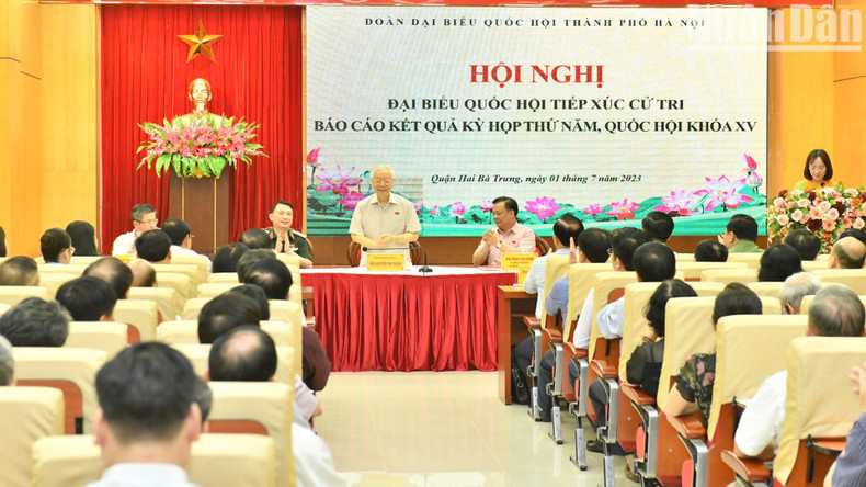 [In Pictures] Party General Secretary Nguyen Phu Trong meets voters in Hanoi ảnh 2