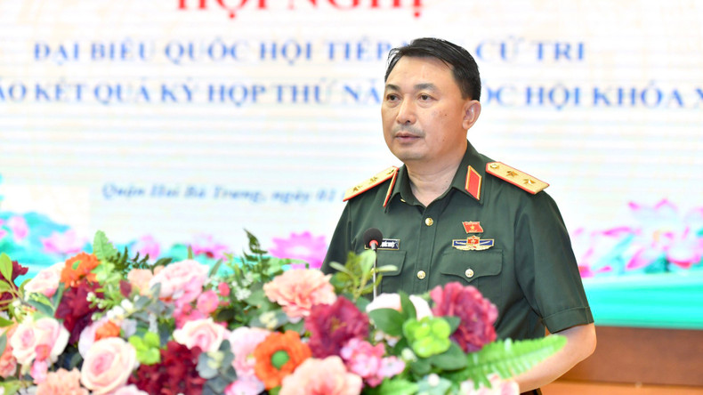 At the meeting, voters listen to National Assembly deputy Nguyen Quoc Duyet’s report on the results of the fourth session of the 15th National Assembly.
