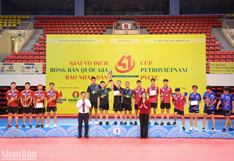 Deputy Editor-in-Chief Que Dinh Nguyen and Vice Chairman of the People's Committee of Quang Ninh Province Nguyen Thi Hanh present medals to the winning teams in the men’s team event. Deputy Editor-in-Chief Que Dinh Nguyen and Vice Chairman of the People's Committee of Quang Ninh Province Nguyen Thi Hanh present medals to the winning teams in the men’s team event.