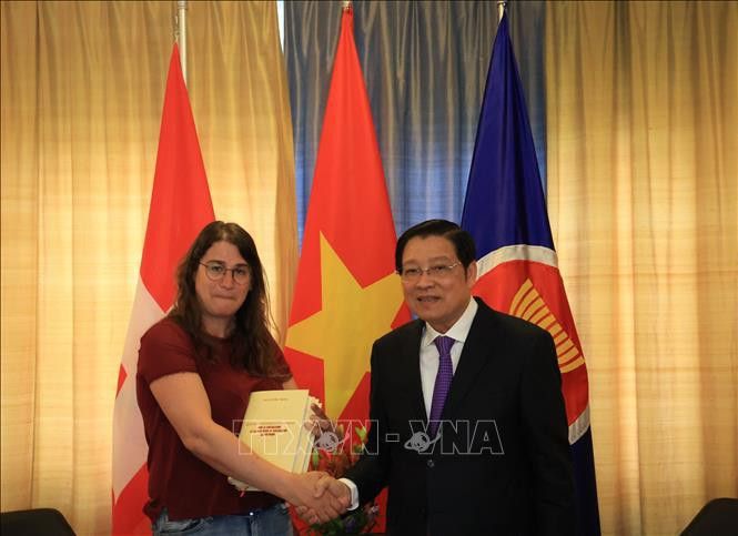 Politburo member Phan Dinh Trac (R) and Co-President of the Swiss Labour Party Amanda Loset. (Photo: VNA)