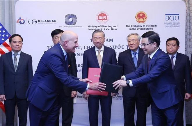 Party General Secretary and President To Lam witnesses the exchange of cooperation agreement between PetroVietnam and GE (Photo: VNA) Party General Secretary and President To Lam witnesses the exchange of cooperation agreement between PetroVietnam and GE (Photo: VNA)