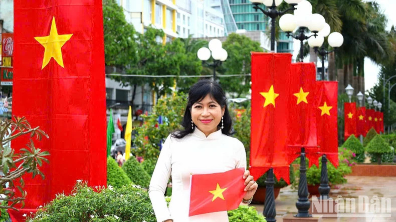 Many people take souvenir photos at Ninh Kieu Wharf, Can Tho City featuring the red flag with a yellow star. Many people take souvenir photos at Ninh Kieu Wharf, Can Tho City featuring the red flag with a yellow star.