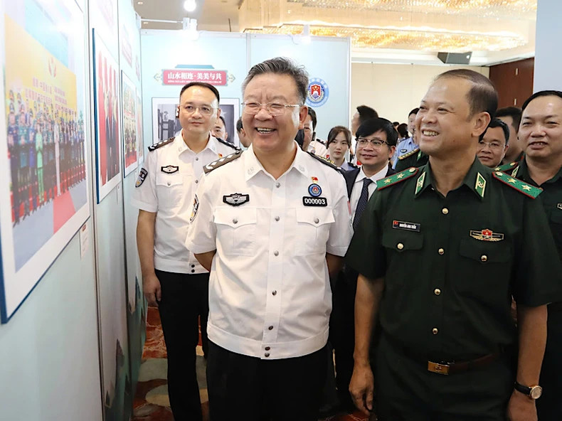 The delegations of the two countries visit the art exhibition.