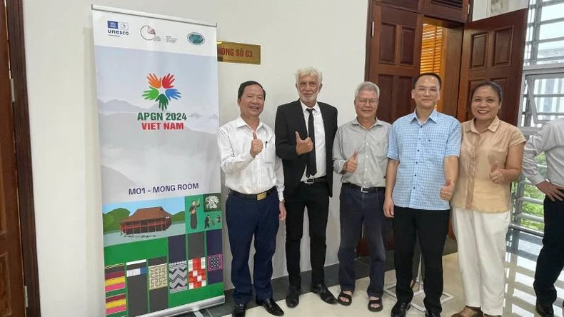 The delegation of Lang Son Province takes a photo with Professor, Dr. Tran Tan Van, senior expert and Dr. Guy Martini, former Chairman of the UNESCO Global Geopark Council.