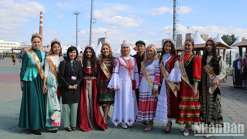 Consul General of Vietnam in Ekaterinburg Nguyen Mai Huong (3rd from left) and representatives of the Vietnamese Association in Sverdlovsk region attended the event. Consul General of Vietnam in Ekaterinburg Nguyen Mai Huong (3rd from left) and representatives of the Vietnamese Association in Sverdlovsk region attended the event.