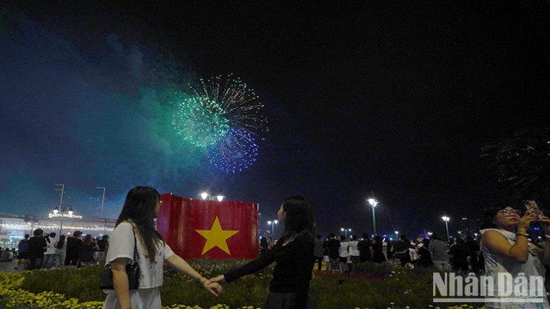 Fireworks flying in the sky of Ho Chi Minh City as seen from Thu Duc City.