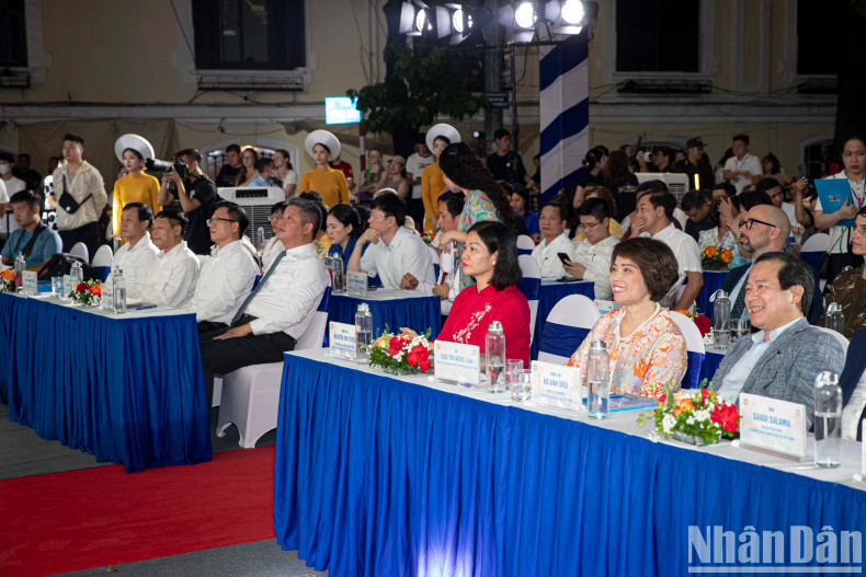 Permanent Deputy Secretary of the Hanoi Party Committee Nguyen Thi Tuyen and delegates attending the Hanoi Autumn Festival 2024 opening ceremony. Permanent Deputy Secretary of the Hanoi Party Committee Nguyen Thi Tuyen and delegates attending the Hanoi Autumn Festival 2024 opening ceremony.