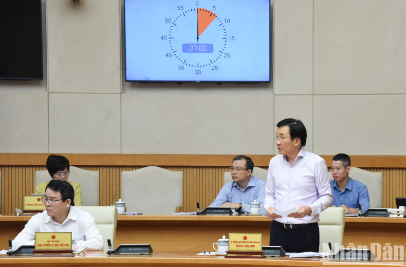 Minister and Head of the Government Office Tran Van Son speaks.