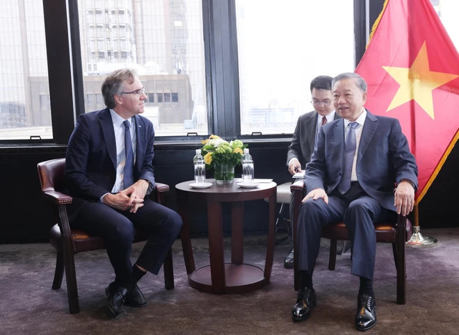 Party General Secretary and State President To Lam and Executive Vice President of AES Corporation Juan Ignacio Rubiolo meet in New York on September 25. (Photo: VNA)