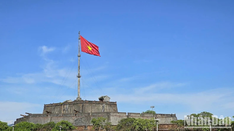National flag flying on Ky Dai Hue (Hue Flag Tower). National flag flying on Ky Dai Hue (Hue Flag Tower).
