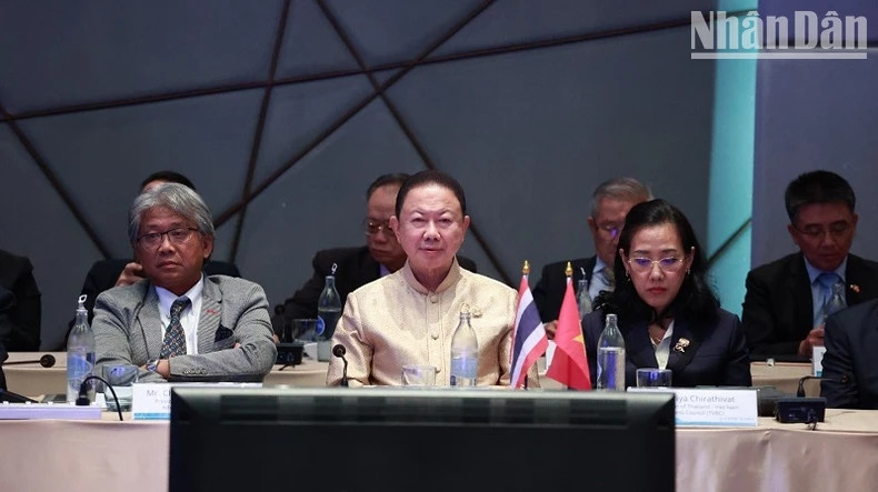 Sanan Angubolkul, President of the Thailand-Vietnam Friendship Association, and the delegation from the Thailand-Vietnam Friendship Association. Sanan Angubolkul, President of the Thailand-Vietnam Friendship Association, and the delegation from the Thailand-Vietnam Friendship Association.