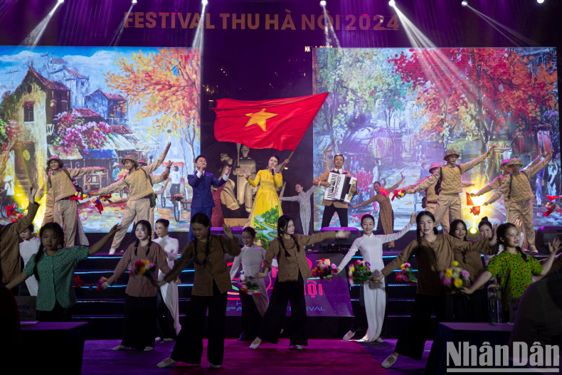 The 2nd Hanoi Autumn Festival 2024 takes place on Hoan Kiem Lake walking street and at some tourist attractions in Hanoi. The 2nd Hanoi Autumn Festival 2024 takes place on Hoan Kiem Lake walking street and at some tourist attractions in Hanoi.