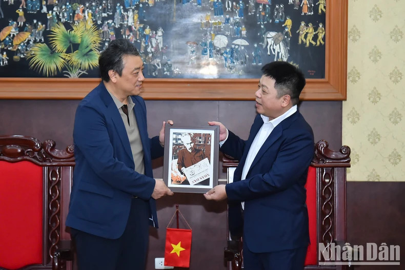 Que Dinh Nguyen presents a souvenir to Zhao Yue. (Photo: THUY NGUYEN)
