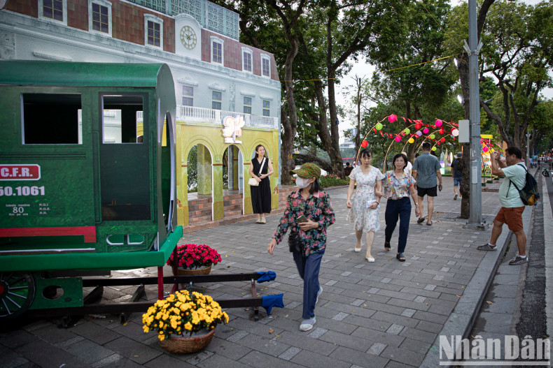 The Hanoi Autumn Festival 2024 programme includes many rich and unique contents: The Welcome Gate model recreates the image of a bustling Hanoi in a forest of flags and flowers, welcoming the victorious army back. The "Flag Tower of Hanoi", and "Hang Co Station - Historical Train" models are arranged and staged into exhibition spaces and miniatures. The Hanoi Autumn Festival 2024 programme includes many rich and unique contents: The Welcome Gate model recreates the image of a bustling Hanoi in a forest of flags and flowers, welcoming the victorious army back. The "Flag Tower of Hanoi", and "Hang Co Station - Historical Train" models are arranged and staged into exhibition spaces and miniatures.