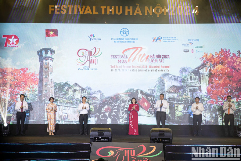 Delegates press the button to open the Hanoi Autumn Festival 2024. Delegates press the button to open the Hanoi Autumn Festival 2024.