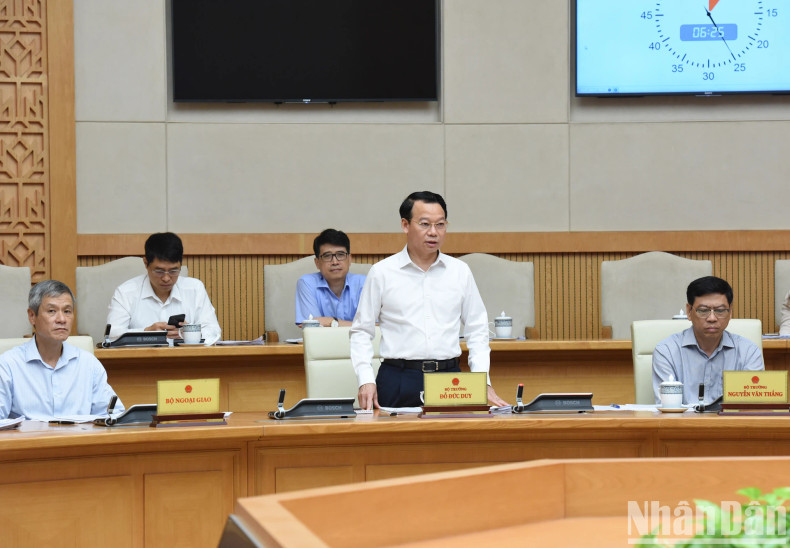 Minister of Natural Resources and Environment Do Duc Duy speaks.