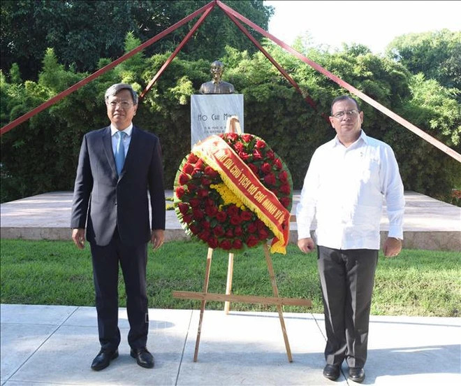 Ambassador Le Quang Long (L) and head of the Cuban Institute of Friendship with the Peoples (ICAP) Fernando González Llort at the ceremony (Photo: VNA) Ambassador Le Quang Long (L) and head of the Cuban Institute of Friendship with the Peoples (ICAP) Fernando González Llort at the ceremony (Photo: VNA)