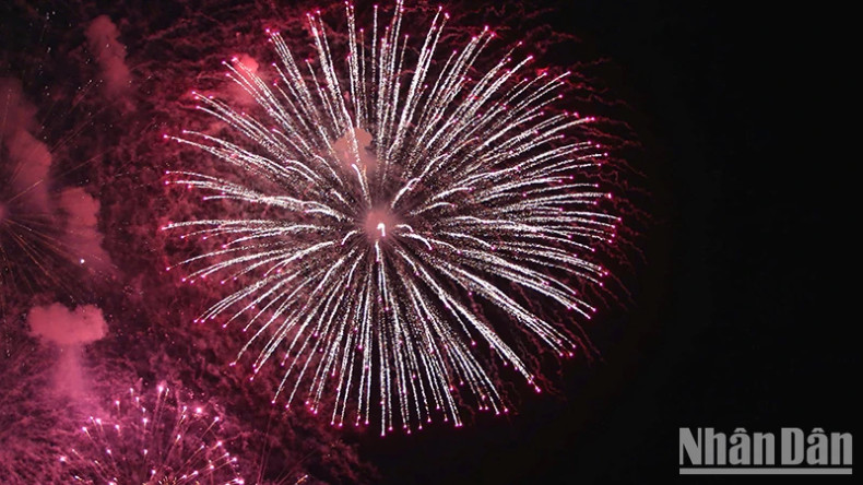 At exactly 9:00 p.m., fireworks light up the sky of Ho Chi Minh City to celebrate the 79th anniversary of the successful August Revolution and National Day on September 2.
