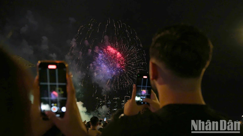 Sparkling fireworks displays delight audiences in Ho Chi Minh City.