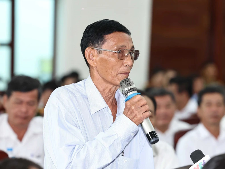 Voter Nguyen Hoang Chien, a retired cadre at My Hung Hamlet, Hiep Hung Commune, Phung Hiep District, speaks.