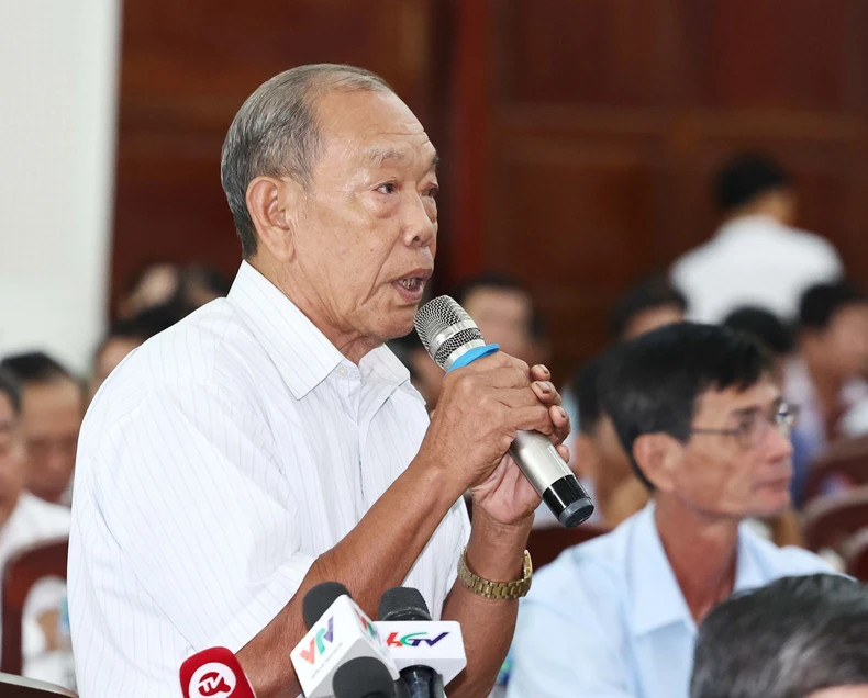 Voter Truong Van Duong, a retired cadre at My Phu Hamlet, Tan Phuoc Hung Commune, Phung Hiep District, speaks.