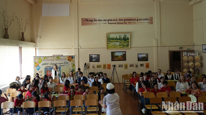 Vietnamese-Russian children participate in a language game at the Festival. (Photo: XUAN HUNG)