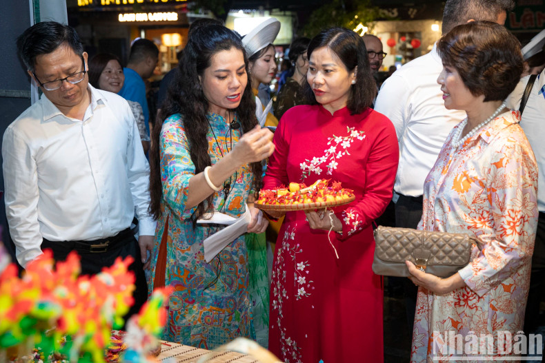 Permanent Deputy Secretary of the Hanoi Party Committee Nguyen Thi Tuyen and delegates visit booths at the Hanoi Autumn Festival 2024. Permanent Deputy Secretary of the Hanoi Party Committee Nguyen Thi Tuyen and delegates visit booths at the Hanoi Autumn Festival 2024.