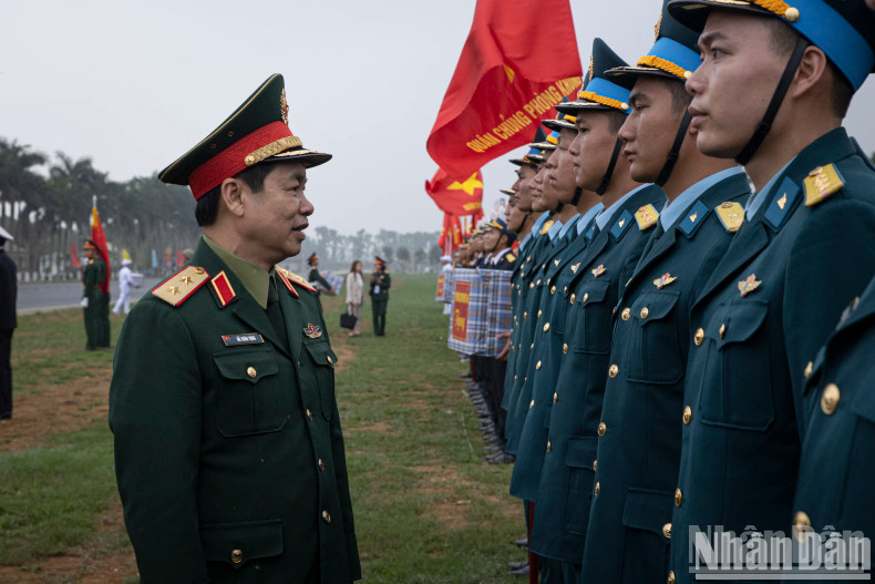 Lieutenant General Do Xuan Tung, Deputy Director of the General Department of Politics of the Vietnam People's Army, encourages officers and soldiers to participate in the rehearsal.