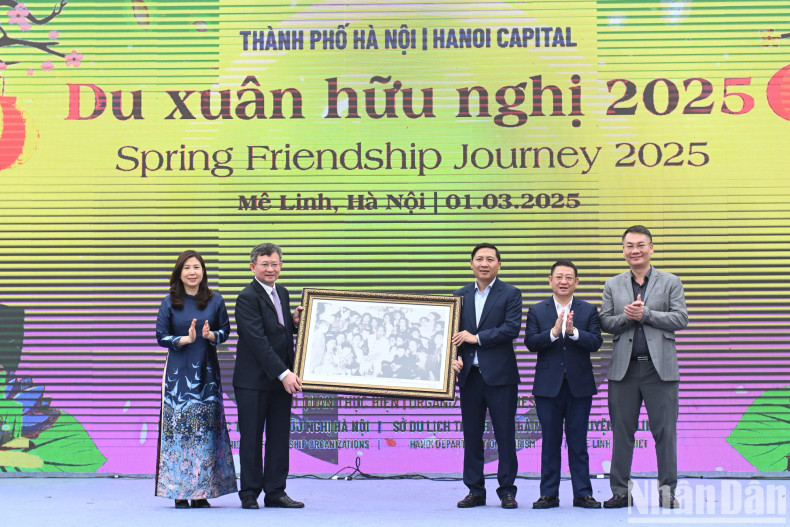 The 2025 Friendship Spring Journey Programme aims to strengthen people-to-people diplomacy activities, thereby promoting socio-economic development, contributing to the successful implementation of the goals and aspirations of building a "Cultured - Civilised - Modern" Capital, "Heroic Capital", "City for Peace", "Creative City", bringing the capital's people-to-people diplomacy to a new height in the New Era — the 'Era of Nation's Rise'. The 2025 Friendship Spring Journey Programme aims to strengthen people-to-people diplomacy activities, thereby promoting socio-economic development, contributing to the successful implementation of the goals and aspirations of building a "Cultured - Civilised - Modern" Capital, "Heroic Capital", "City for Peace", "Creative City", bringing the capital's people-to-people diplomacy to a new height in the New Era — the 'Era of Nation's Rise'.