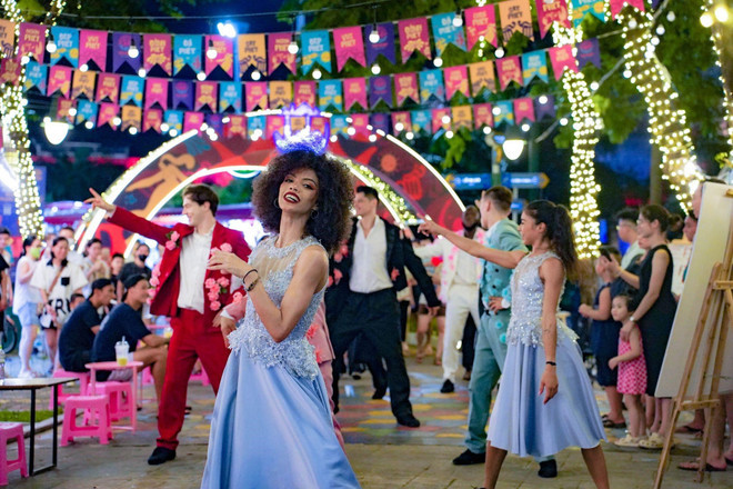 VUI-Fest Night Market brings vibrant entertainment and nighttime cuisine to Cat Ba. (Photo: Sun Group)