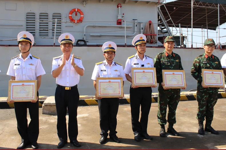 The Head of the Navy Region 2 High Command awards collectives and individuals participating in the 5th Multilateral Naval Exercise Komodo 2025.