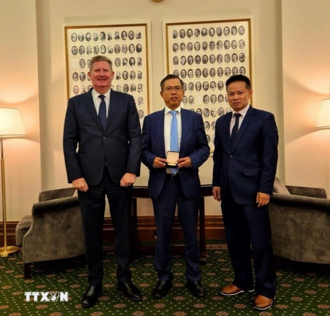 Vietnamese Ambassador to Australia Pham Hung Tam (middle) meets with President of the South Australian Legislative Council Terry Stephens and member of the Legislative Council Tung Ngo. (Photo: VNA) Vietnamese Ambassador to Australia Pham Hung Tam (middle) meets with President of the South Australian Legislative Council Terry Stephens and member of the Legislative Council Tung Ngo. (Photo: VNA)