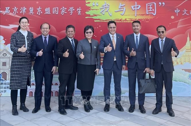 Representatives from ASEAN countries at the awarding ceremony. (Photo: VNA)