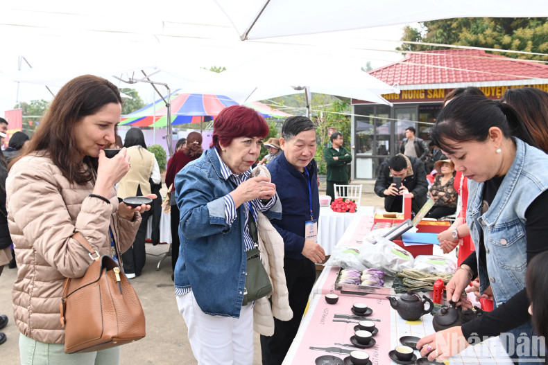 Delegates enjoyed lotus tea. Delegates enjoyed lotus tea.