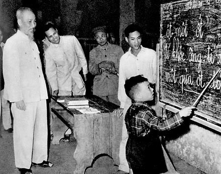 Uncle Ho visits a beginners' class on Hang Than street in Hanoi in 1958. ( VNA's file photo)