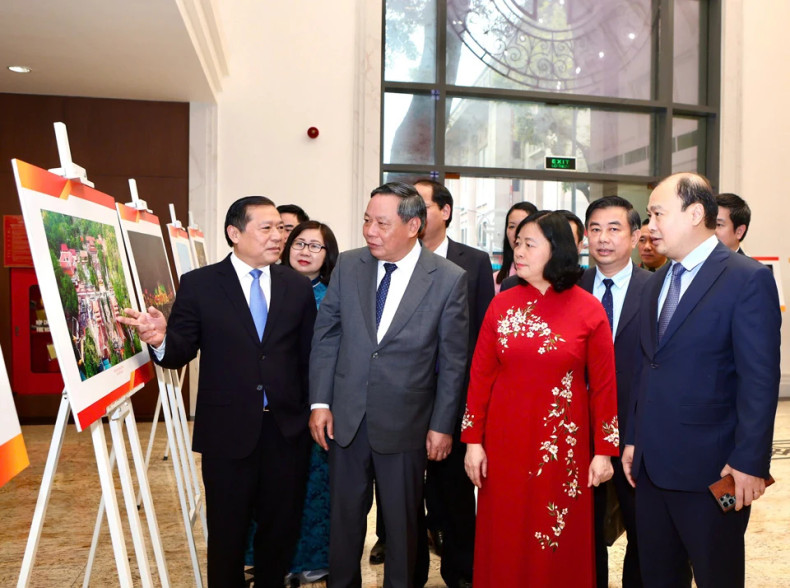 Delegates visit the photo exhibition booth on the sidelines of the award ceremony. (Photo: QUOC TOAN)