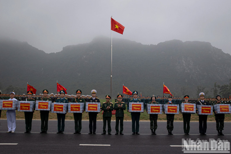 Senior Lieutenant General Nguyen Van Nghia, Deputy Chief of the General Staff of the Vietnam People's Army and Lieutenant General Do Xuan Tung, Deputy Director of the General Department of Politics of the Vietnam People's Army, present gifts to units participating in the rehearsal.