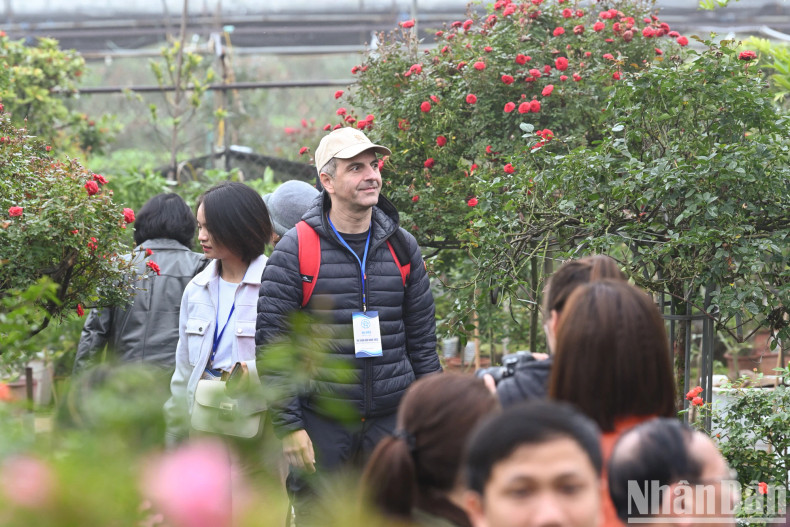 Delegates enjoyed the experience in the flower gardens in Me Linh. Delegates enjoyed the experience in the flower gardens in Me Linh.