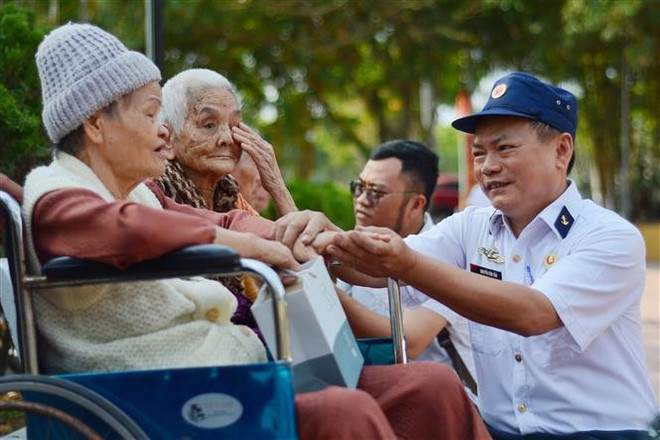 War veterans and former military personnel who used to be stationed in Truong Sa talk to relatives of the fallen soldiers. (Photo: VNA) War veterans and former military personnel who used to be stationed in Truong Sa talk to relatives of the fallen soldiers. (Photo: VNA)