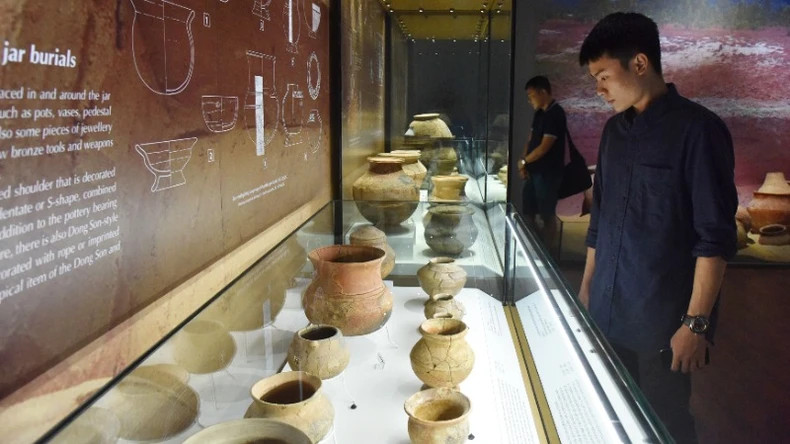 Visitors visit the National Museum of History, in Hanoi. (Photo: TRAN HAI) Visitors visit the National Museum of History, in Hanoi. (Photo: TRAN HAI)