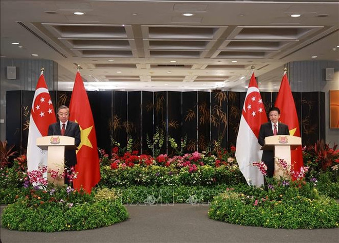 General Secretary To Lam (L) and Singaporean Prime Minister Lawrence Wong at the joint press briefing. (Photo: VNA)