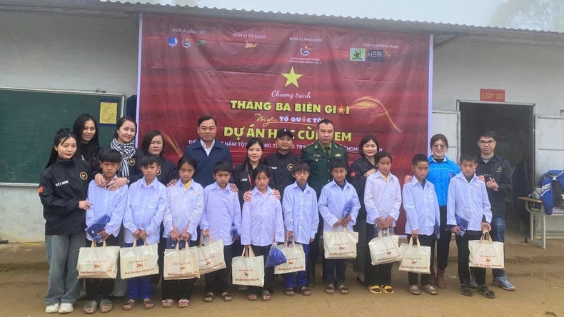 The Youth Union of Tri Le Border Guard Station, sponsors and related units presented many gifts to students at Nam Tot School - Tri Le 4 Primary School. The Youth Union of Tri Le Border Guard Station, sponsors and related units presented many gifts to students at Nam Tot School - Tri Le 4 Primary School.